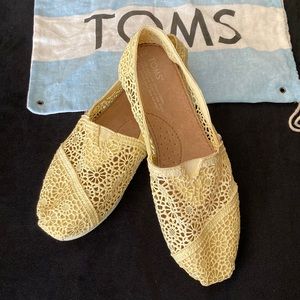 Toms NEW yellow crochet flats!